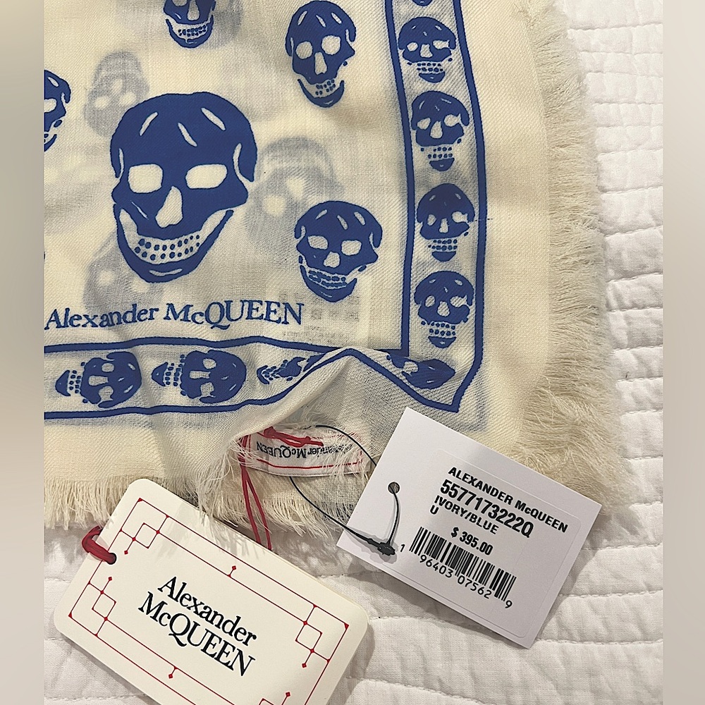 $395 Alexander McQueen 100% Wool Skull Print Scarf with tags - Ivory and Blue - Picture 3 of 7